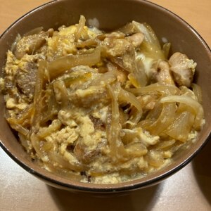 出汁で煮込む、半熟加減が美味しい親子丼☆